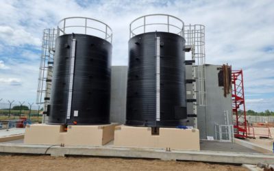 Installatie van grote HDPE-tanks bij de elektriciteitscentrale van Belleville